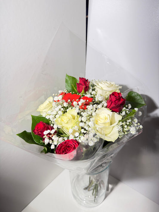 Bouquet "Éclat de Passion" – Roses Rouges & Gypsophile