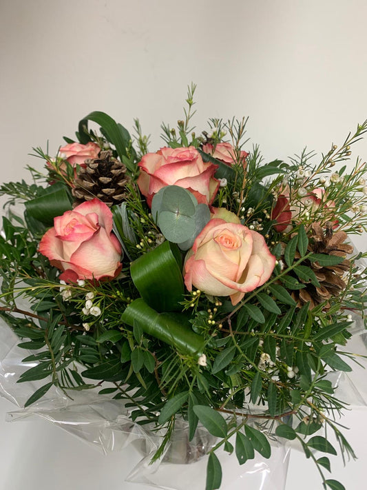 Bouquet "Douceur des Bois" (Roses Saumon & Cônes de Pin)