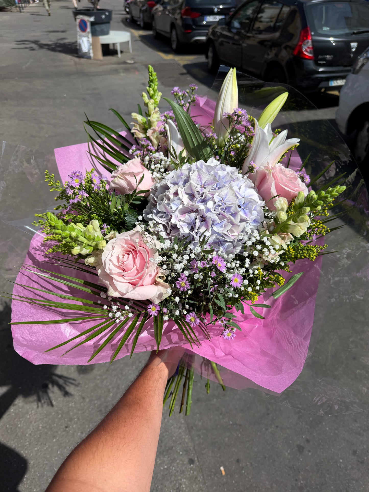 Bouquet romantique : roses roses et hortensia bleu