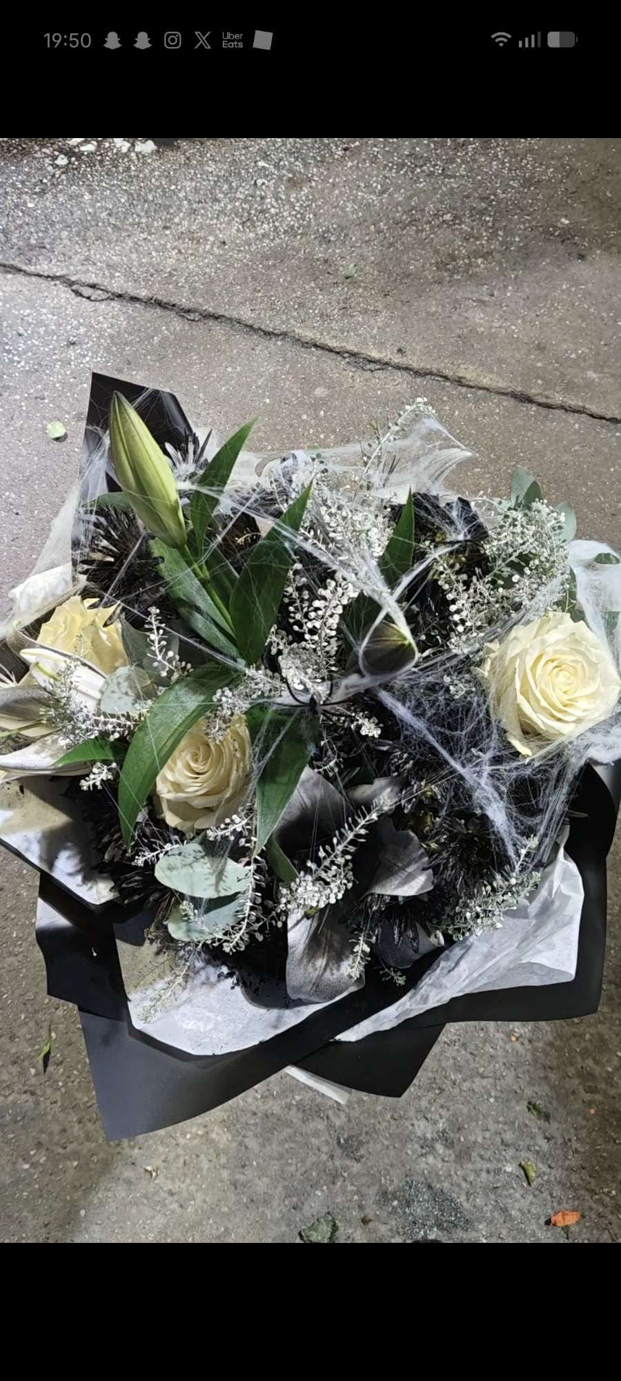 Bouquet Halloween de roses blanches et toiles d’araignée 🎃🕸️