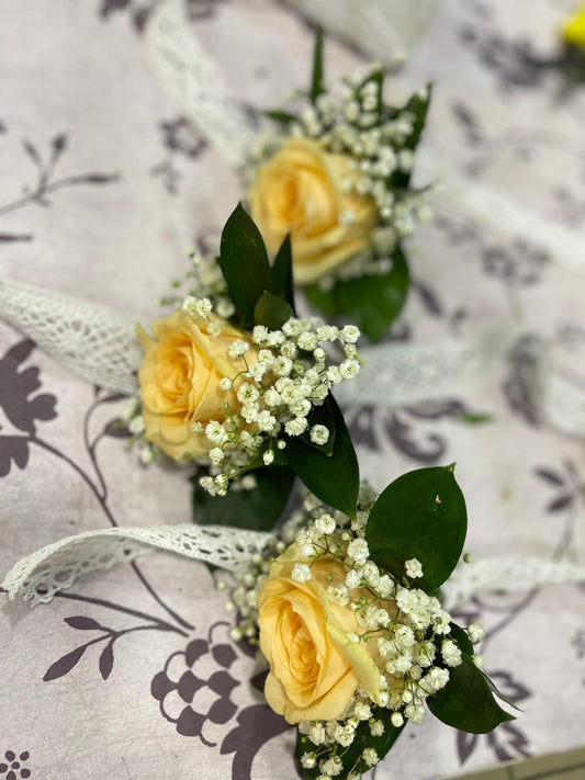 Bracelets fleuris – Roses jaunes & gypsophile