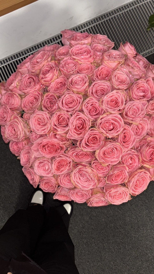 Bouquet de 100 roses roses, gros plan