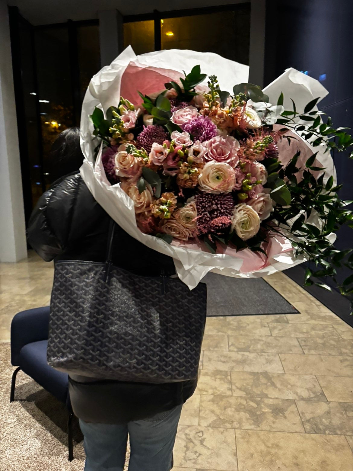 Bouquet Rond "L'Éclat Poudré" – Roses, Renoncules & Tons Pastels