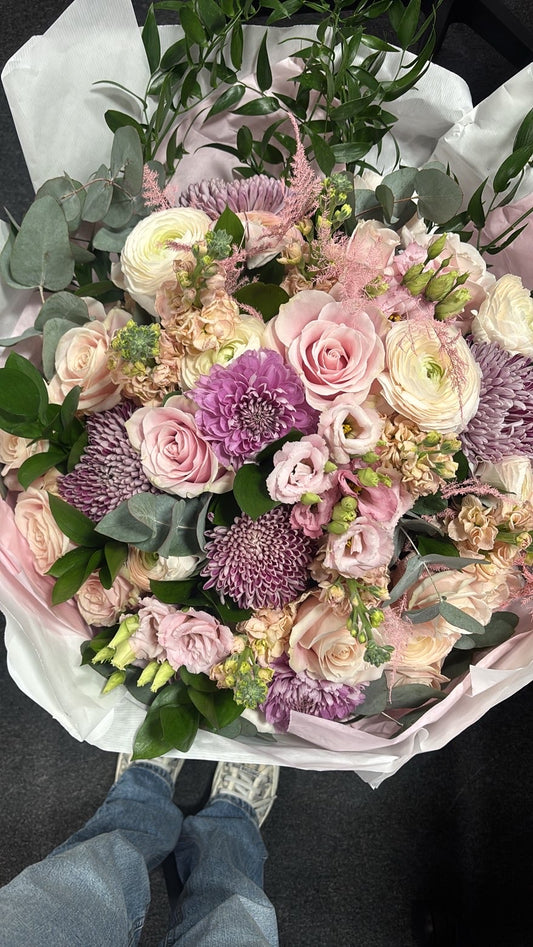 Bouquet Rond "L'Éclat Poudré" – Roses, Renoncules & Tons Pastels
