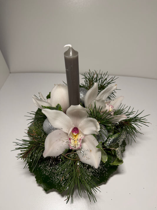 Centre de table blanc avec orchidée et bougie grise