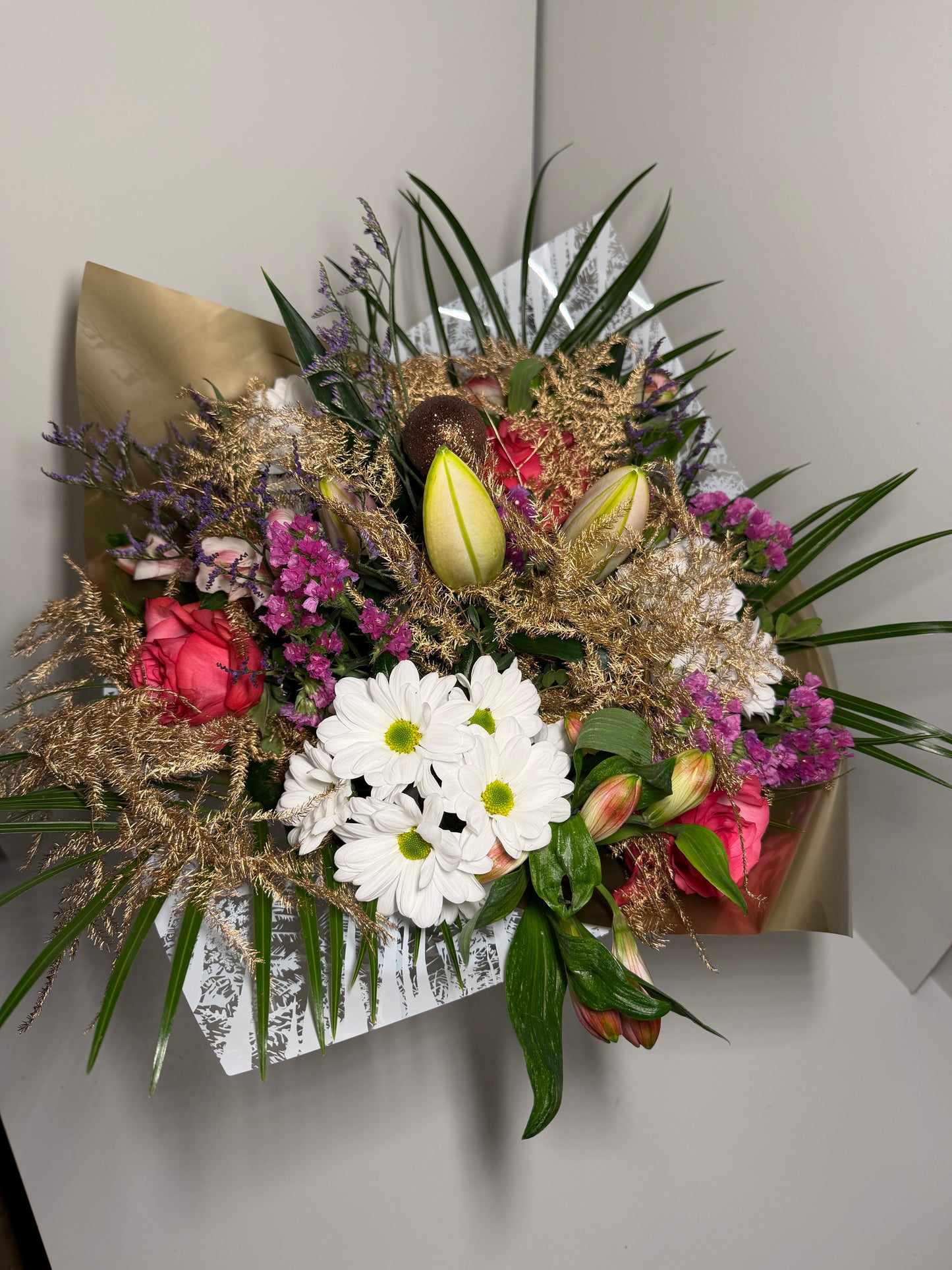 Bouquet de fleurs champêtre avec roses et fleurs de saison