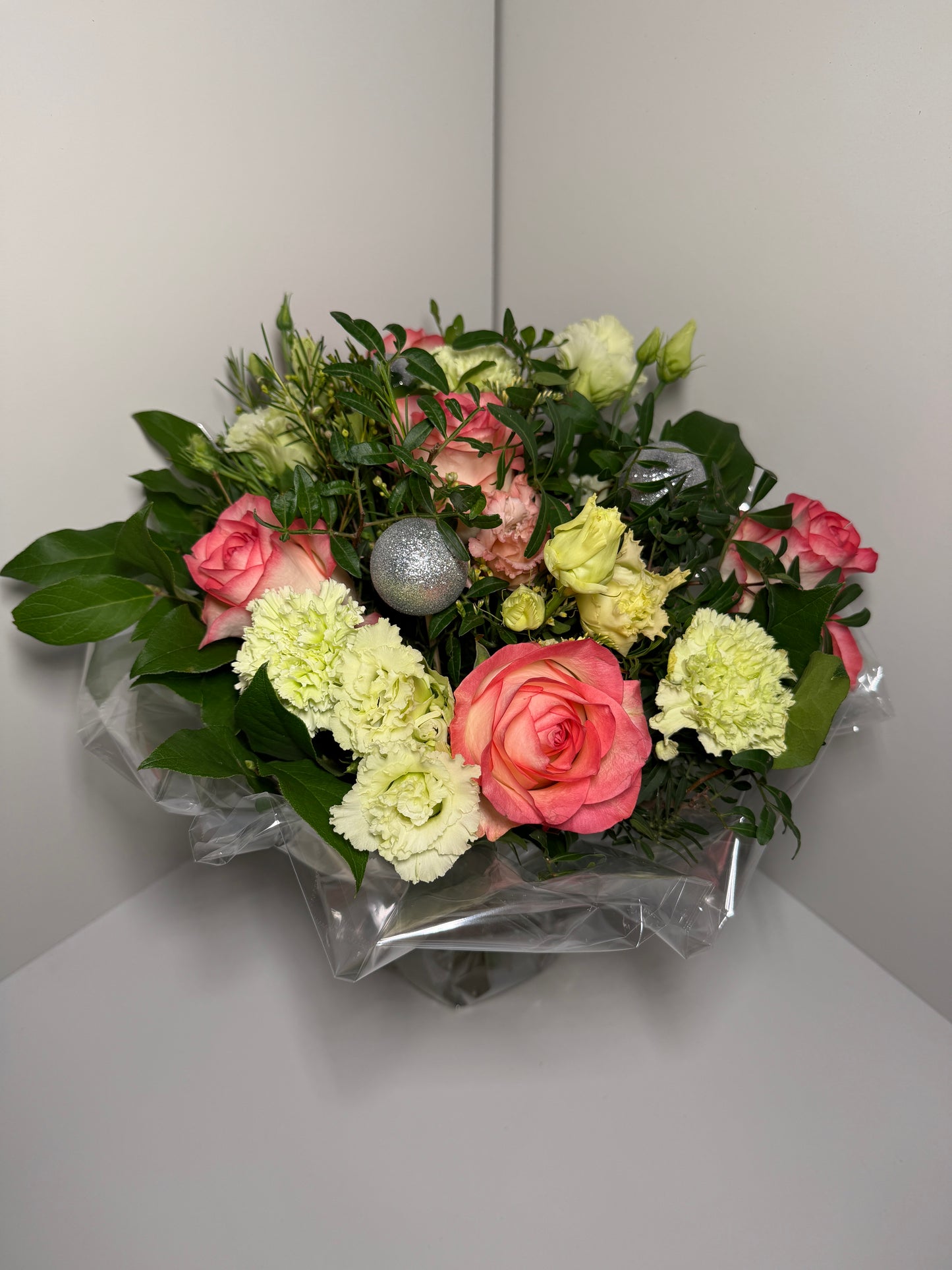 Velours Rosé et Lumière Végétale, Bouquet Signature aux Roses Pêche et Fleurs de Saison