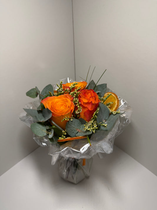 Bouquet de roses orange & feuillage eucalyptus