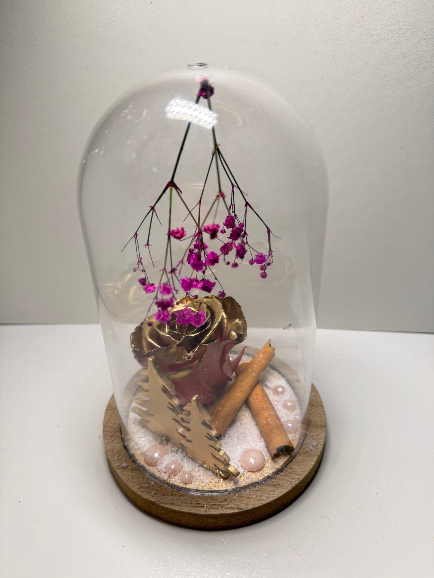 Rose éternelle rose poudré sous cloche en verre – Création douce et raffinée