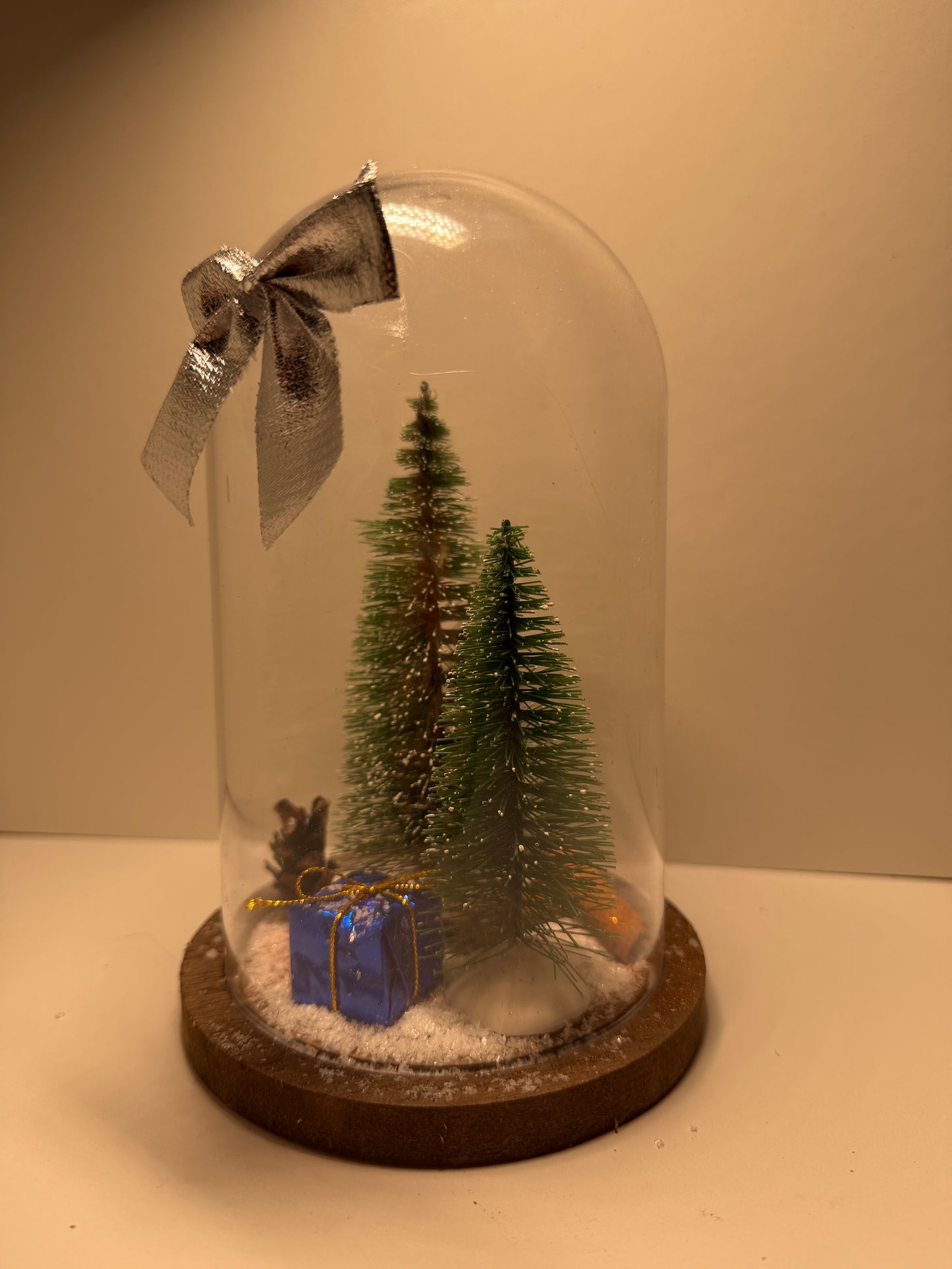 Cloche décorative hivernale avec sapins