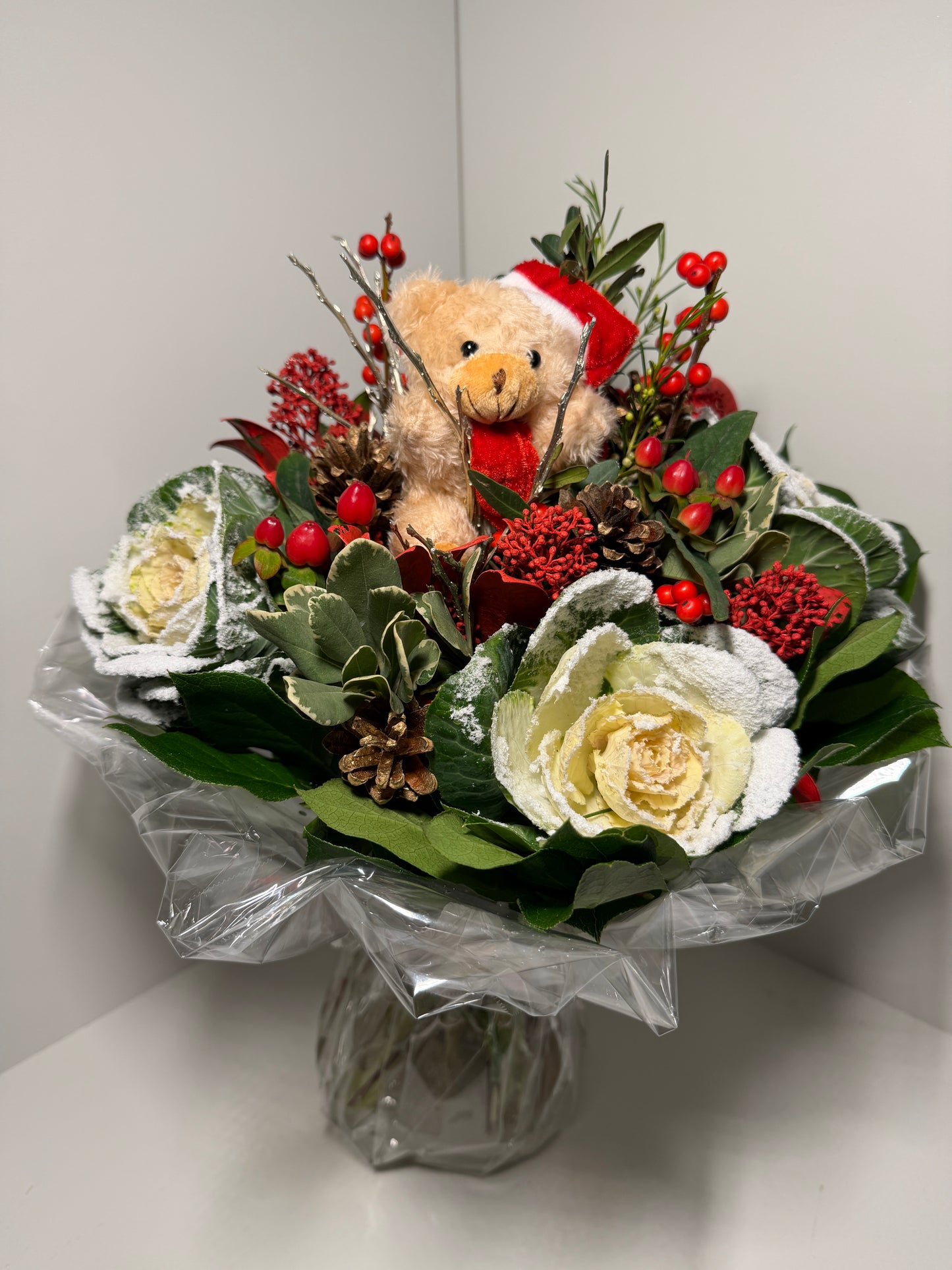 Bouquet avec ours en peluche – Composition florale festive