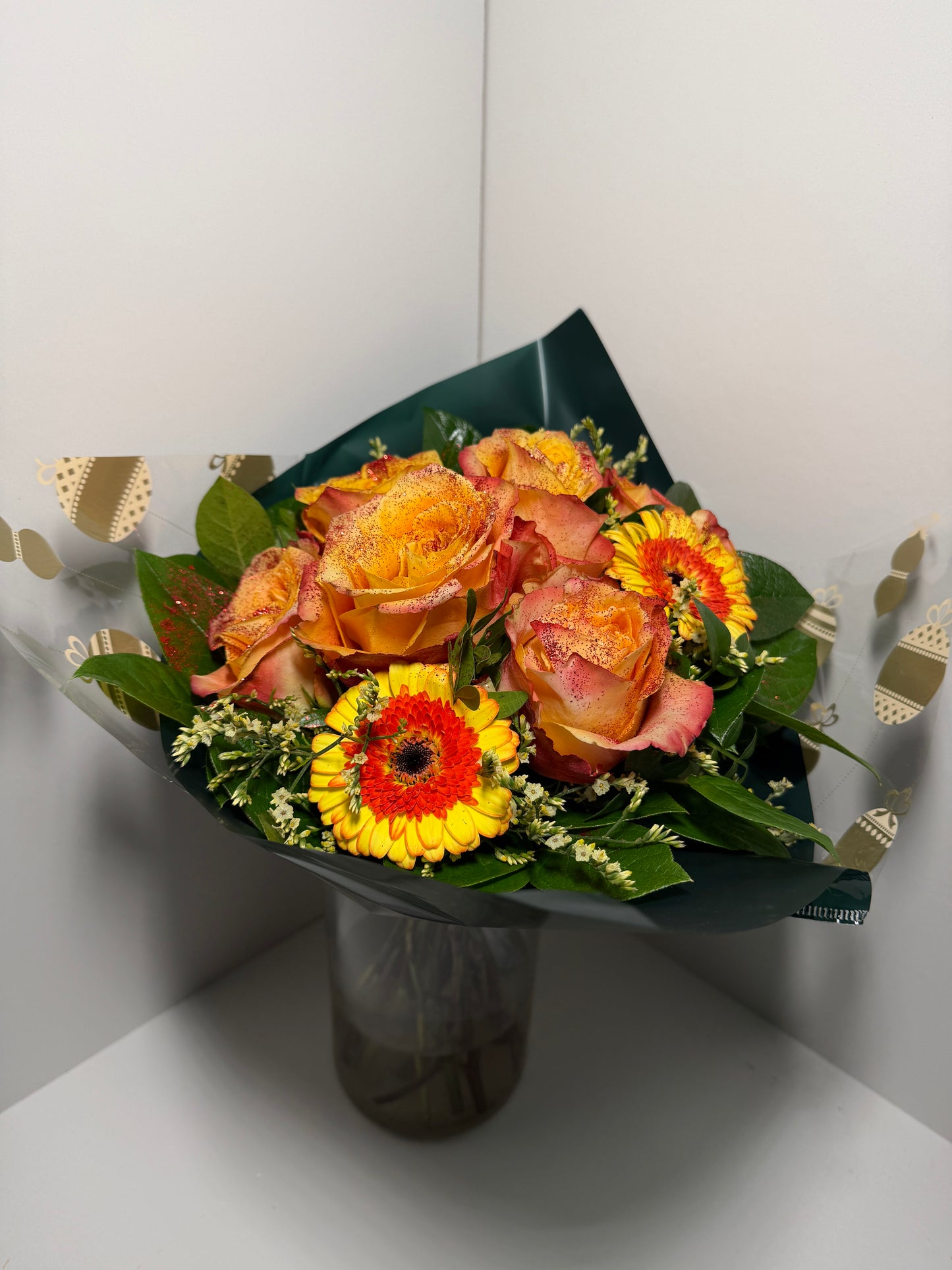 Bouquet de roses orangées scintillantes – Composition florale élégante