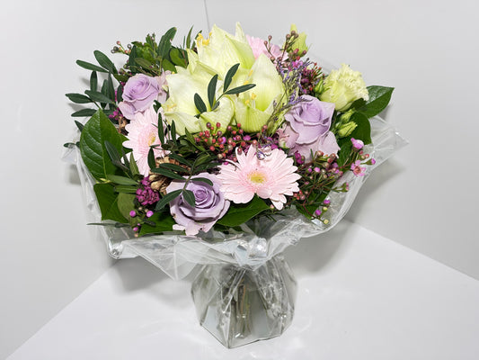 Bouquet Élégance Pastel – Fleurs fraîches & feuillages raffinés