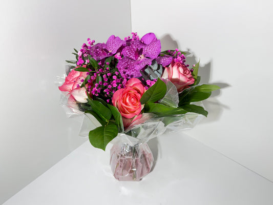 Bouquet Élégance Rosée – Roses et Orchidées Violettes