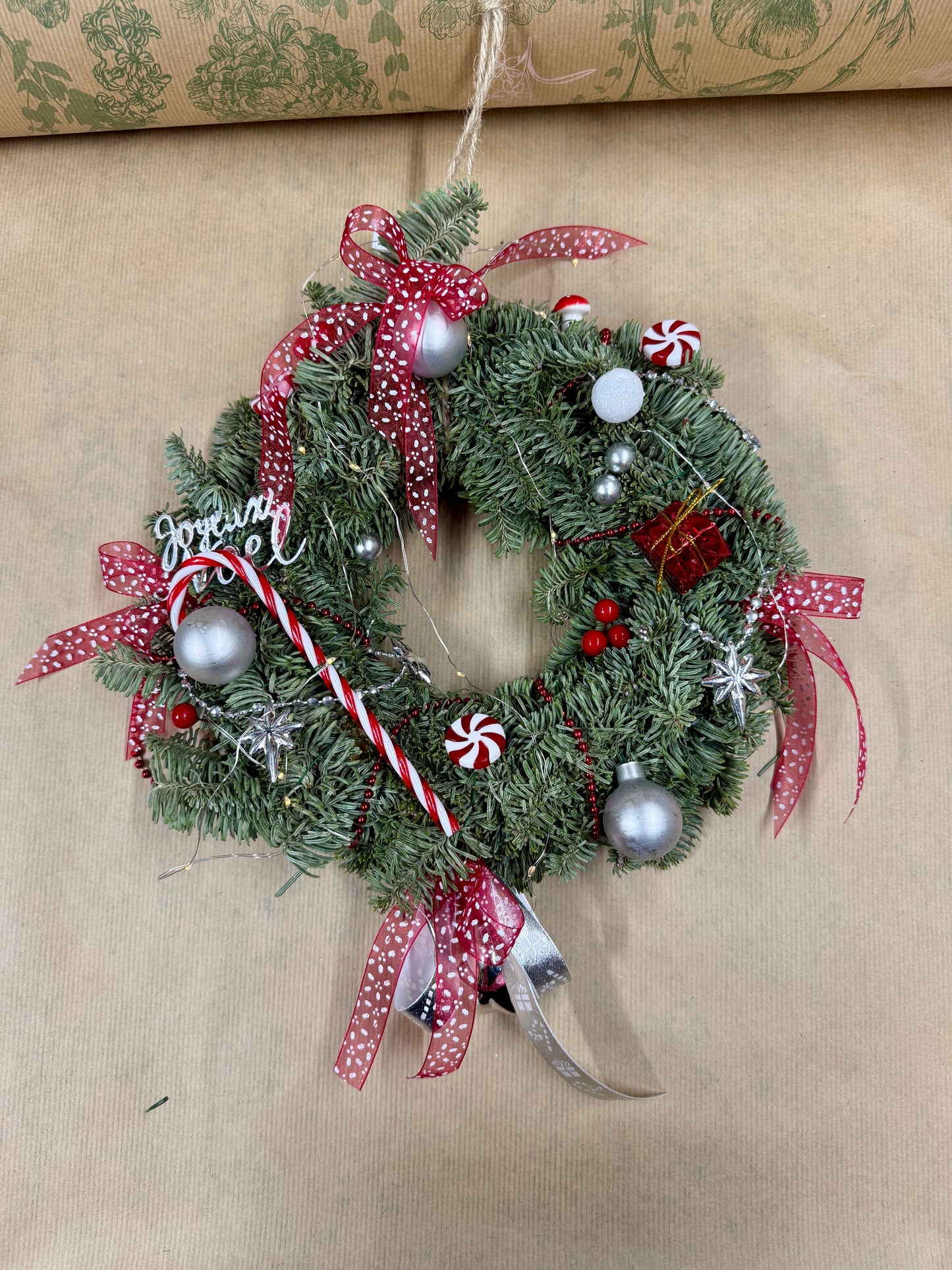 Couronne de Noël traditionnelle rouge & argent