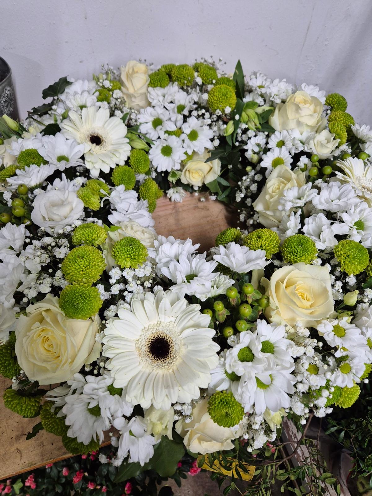 Couronne de deuil blanche et verte – Fleurs naturelles