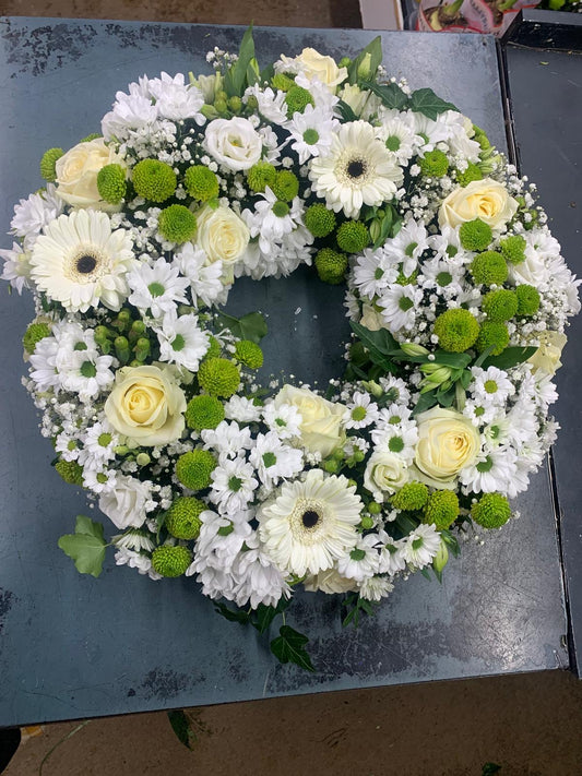 Couronne de deuil blanche et verte – Fleurs naturelles