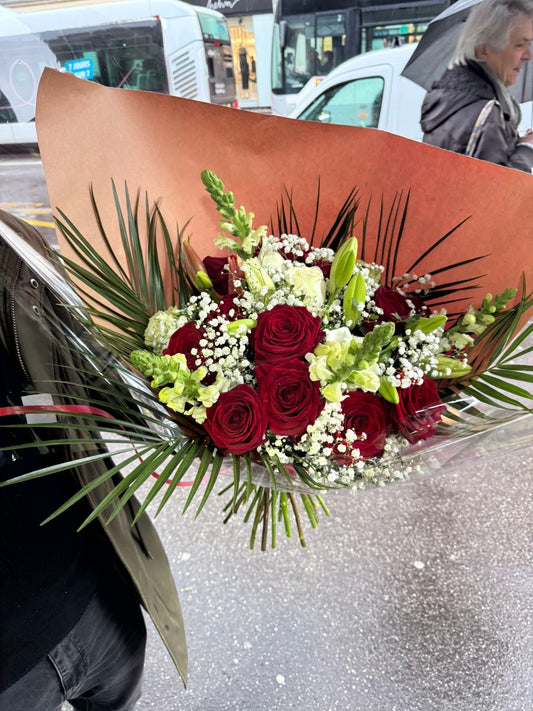Bouquet de Fleurs "Éclat de Passion" : Roses Rouges et Lys Blancs