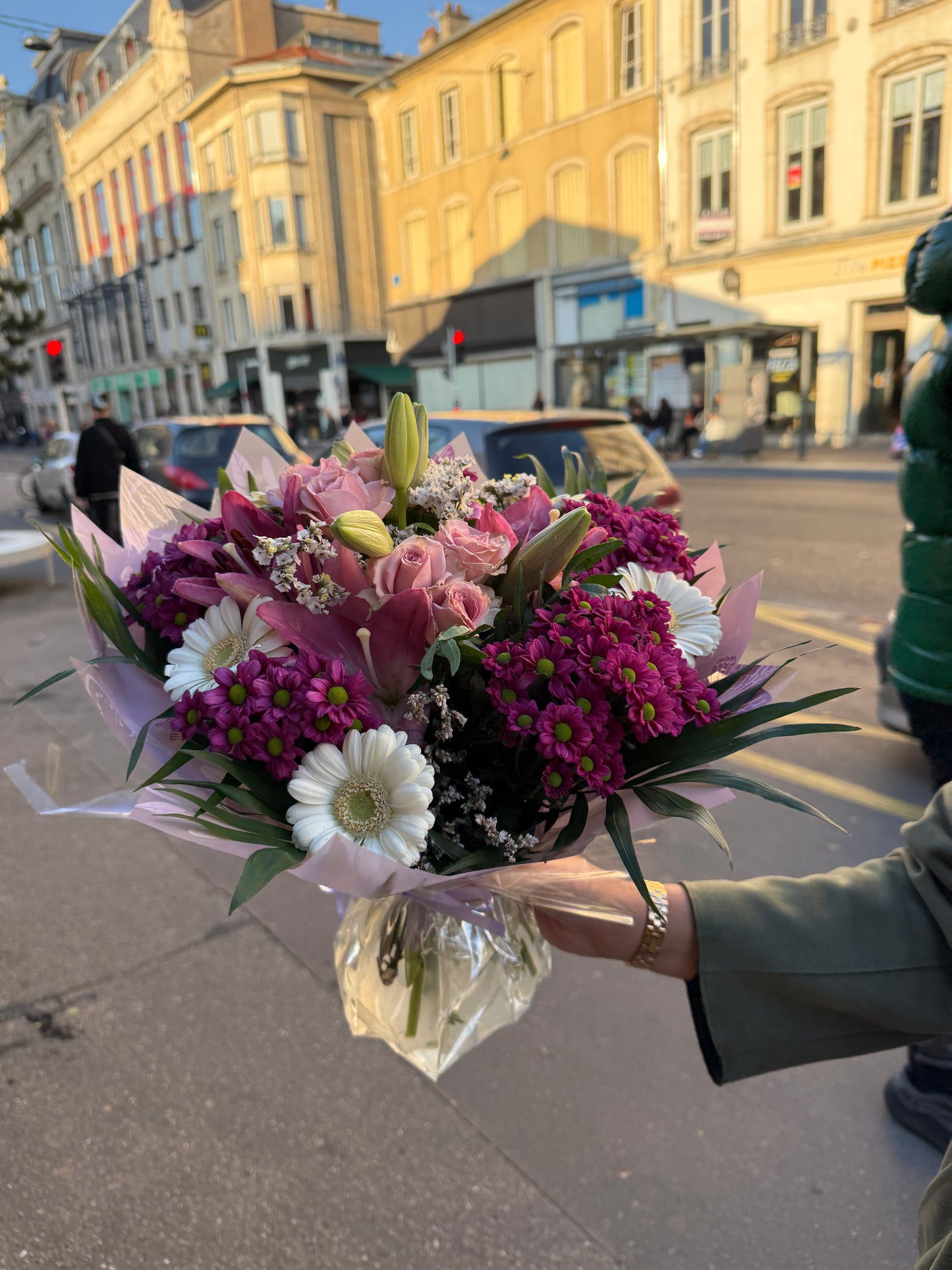 Bouquet élégances de roses et fleurs violettes