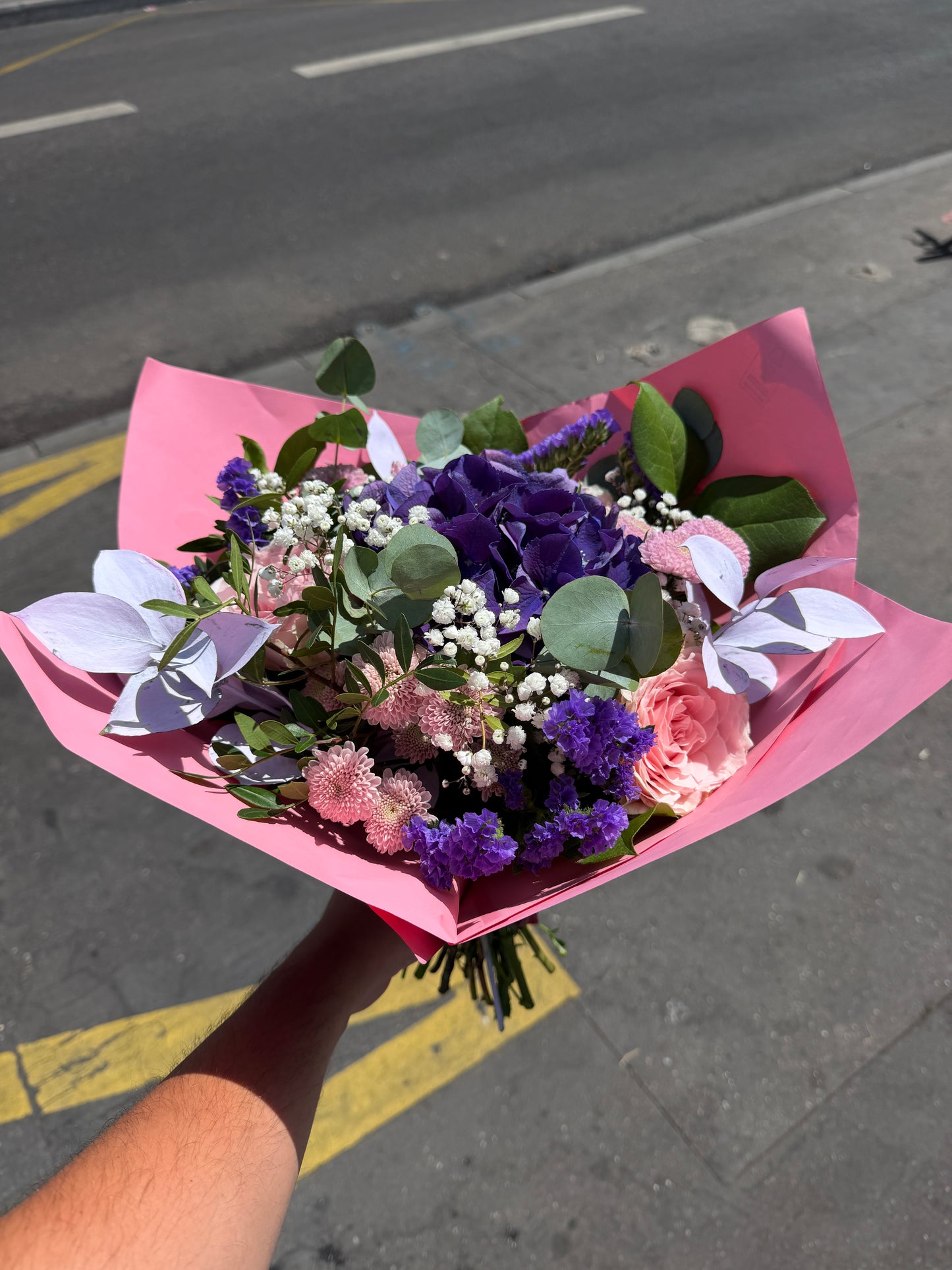 Bouquet chic : hortensia, rose et touches de mauve