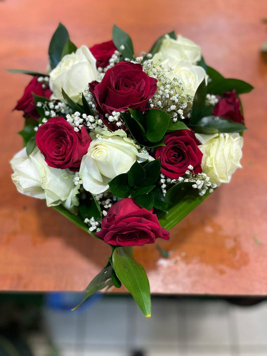 Cœur de roses rouges et blanches