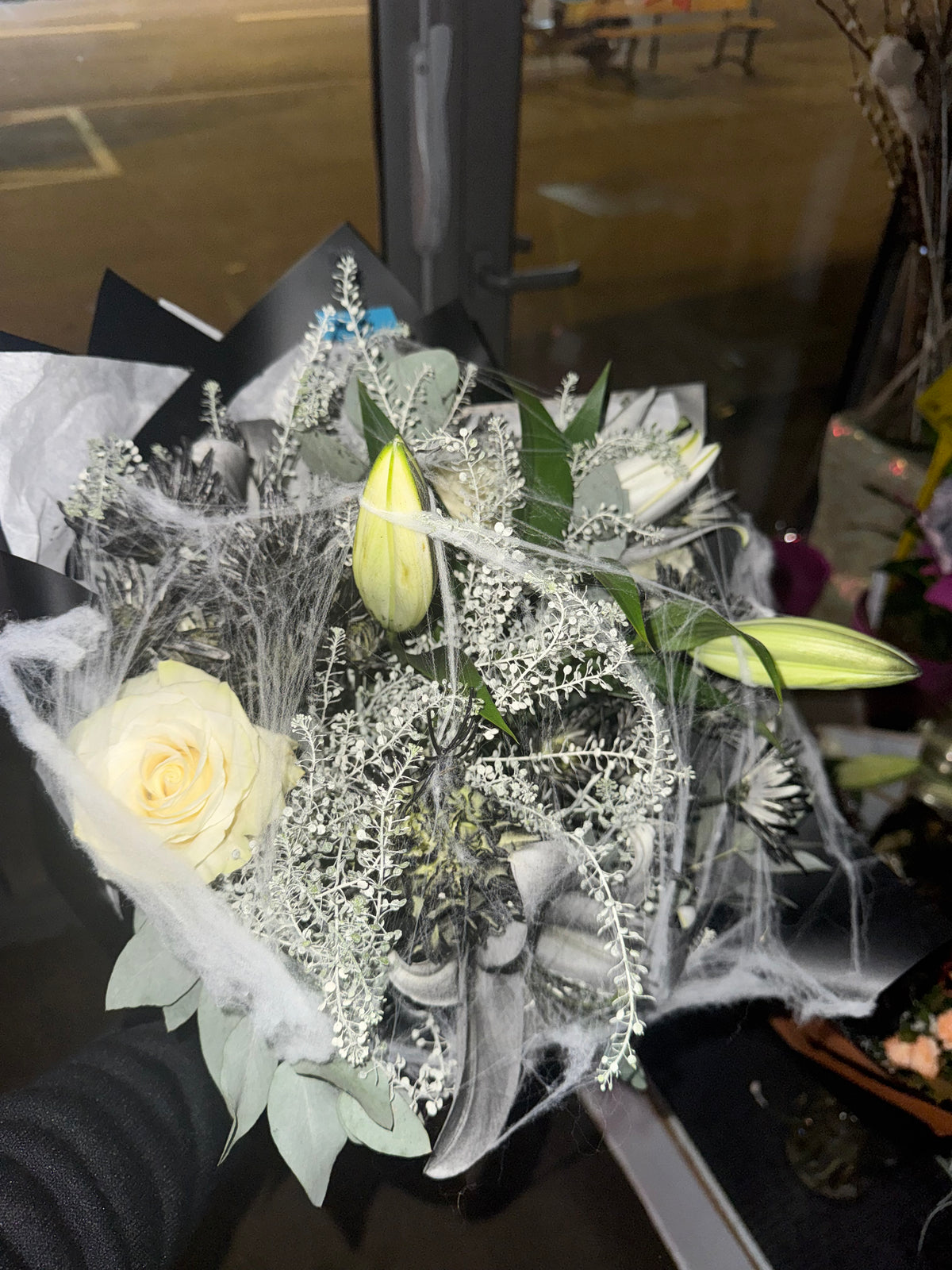 Bouquet Halloween de roses blanches et toiles d’araignée 🎃🕸️