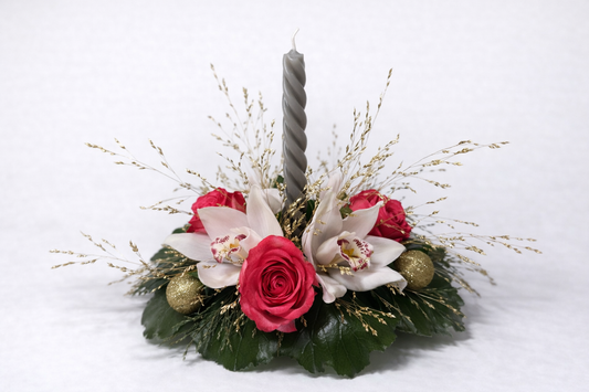 Centre de table festif rose et orchidée avec bougie torsadée