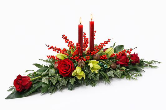 Centre de table rouge avec bougies et roses