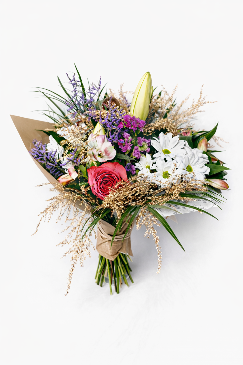 Bouquet de fleurs champêtre avec roses et fleurs de saison