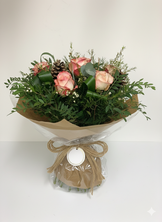 Bouquet "Douceur des Bois" (Roses Saumon & Cônes de Pin)