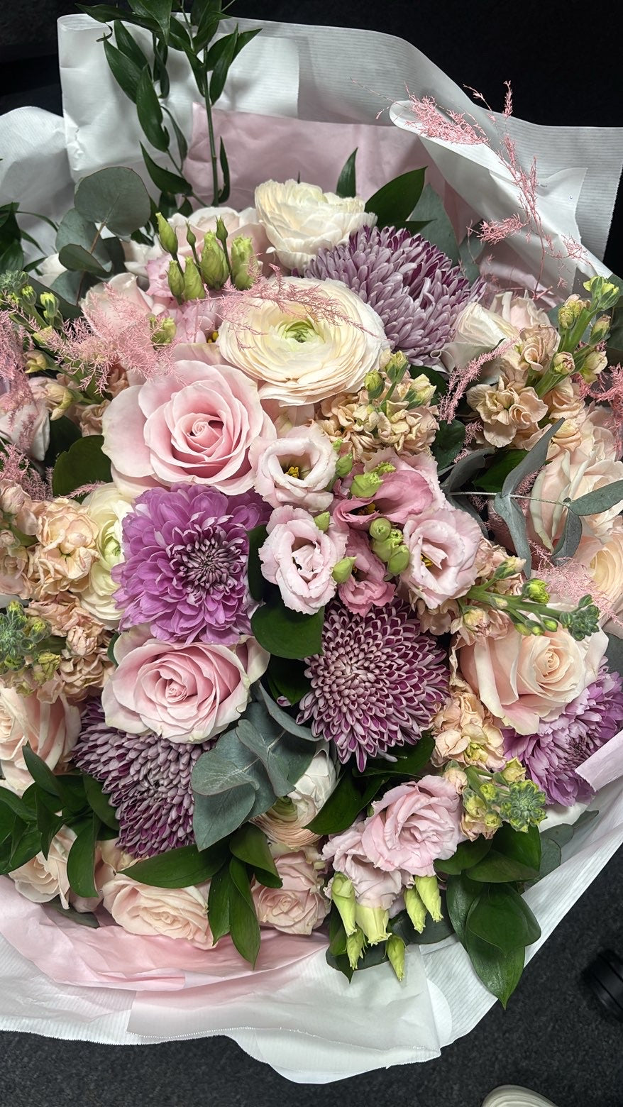 Bouquet Rond "L'Éclat Poudré" – Roses, Renoncules & Tons Pastels