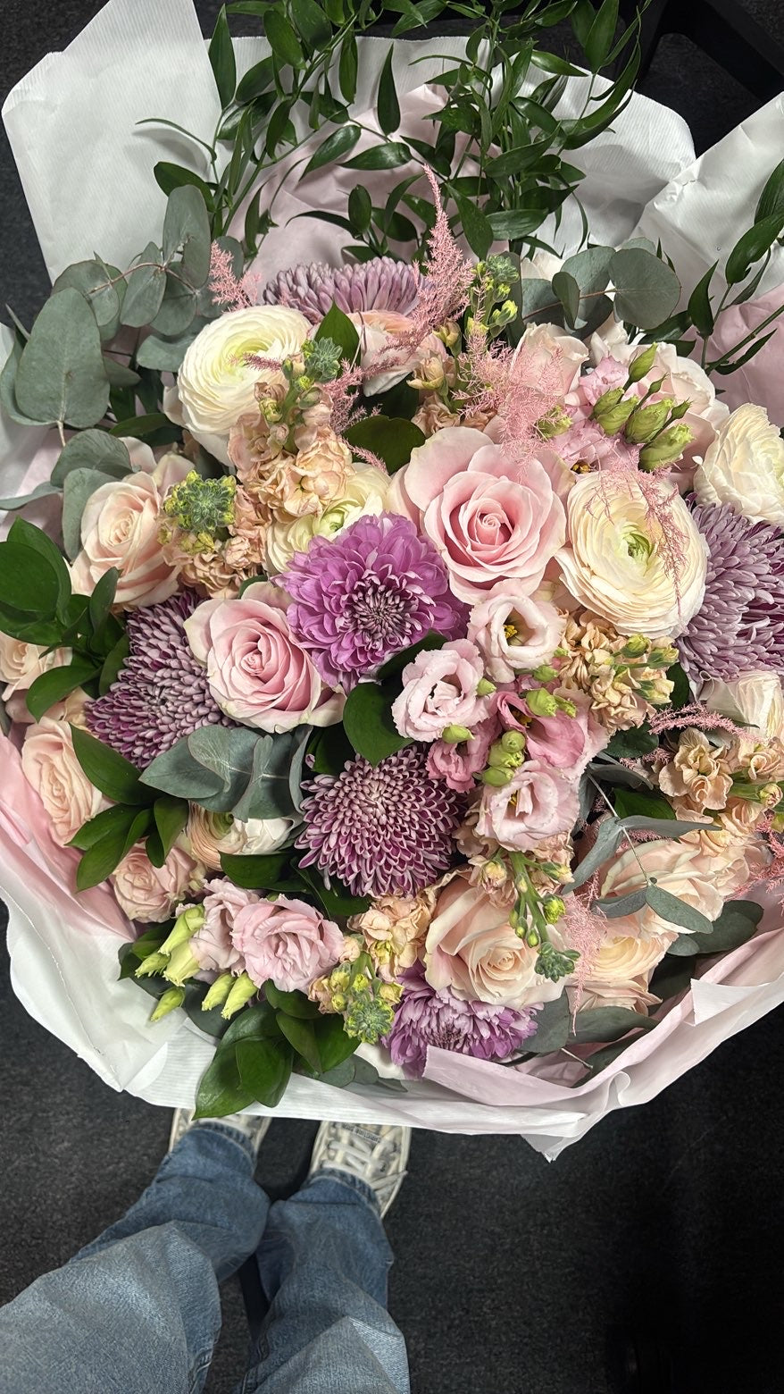 Bouquet Rond "L'Éclat Poudré" – Roses, Renoncules & Tons Pastels