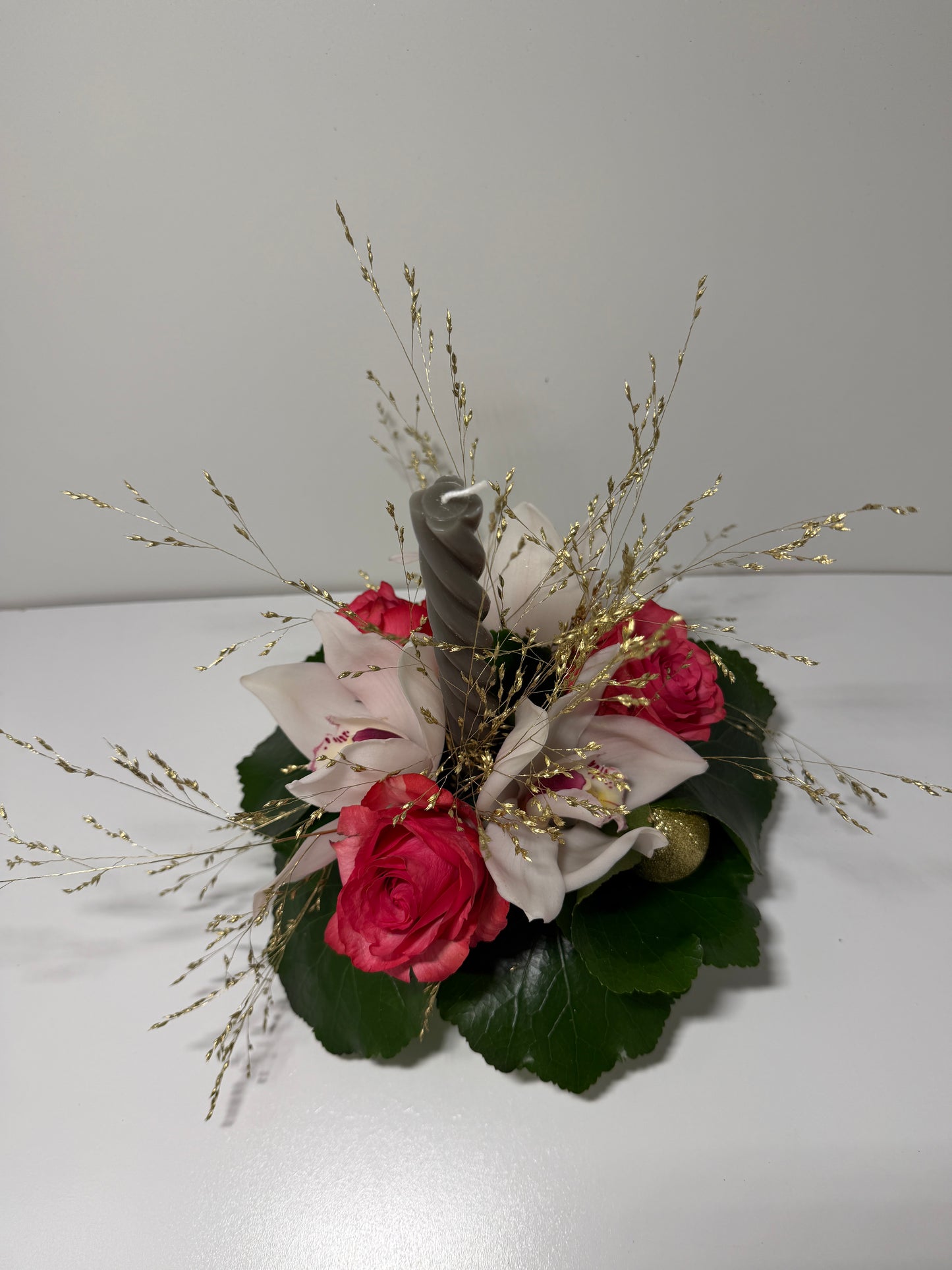 Centre de table festif rose et orchidée avec bougie torsadée