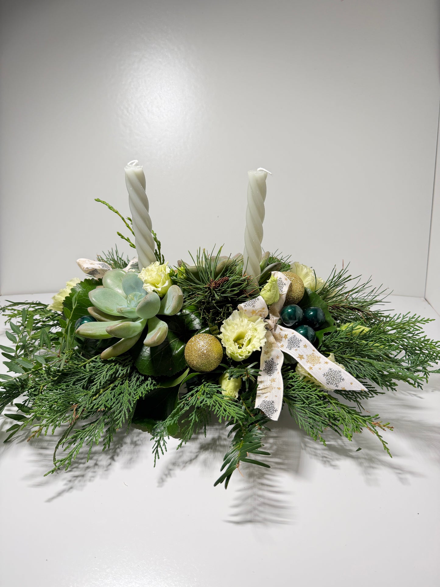 Centre de table avec succulentes et bougies blanches