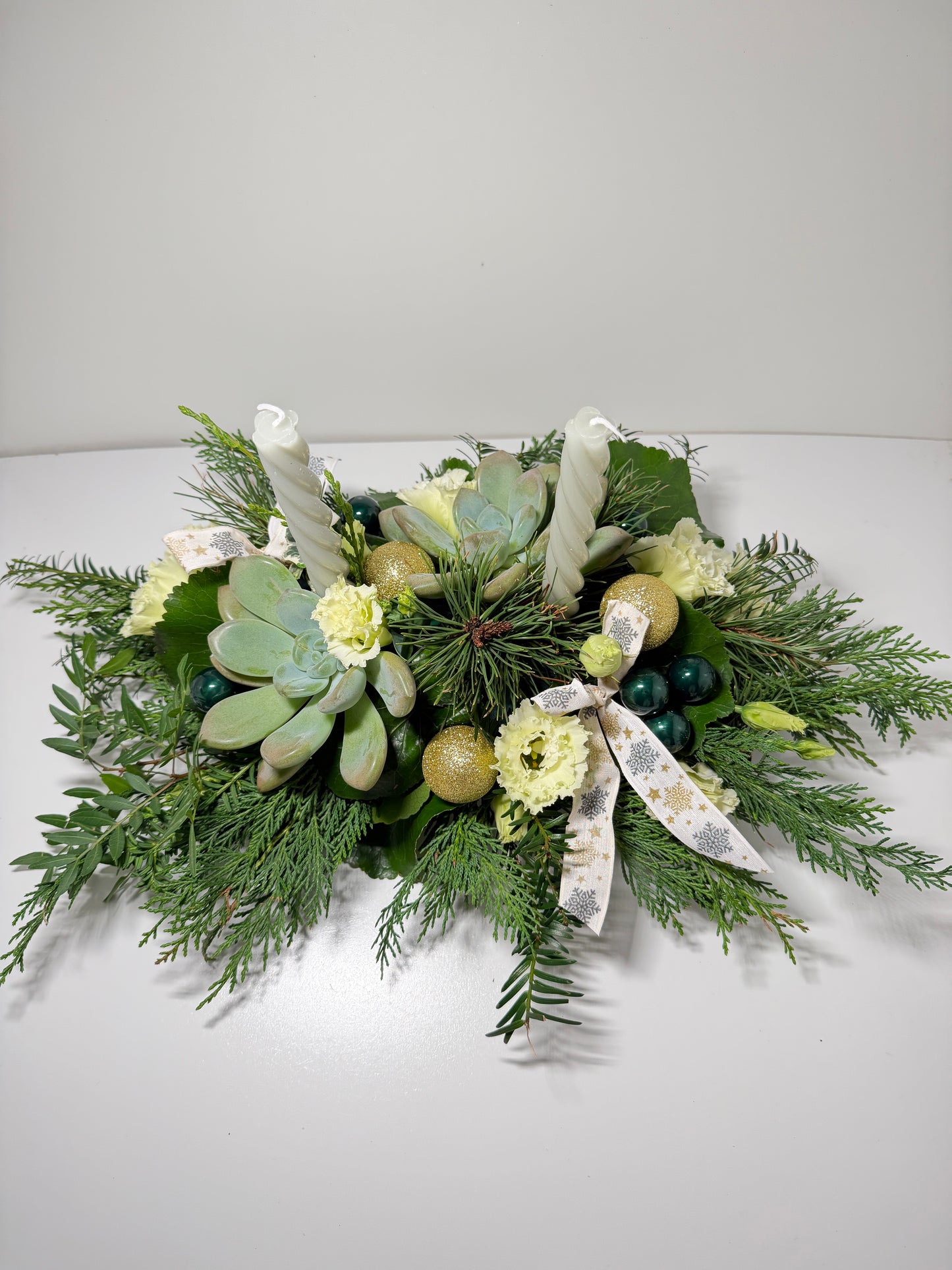 Centre de table avec succulentes et bougies blanches