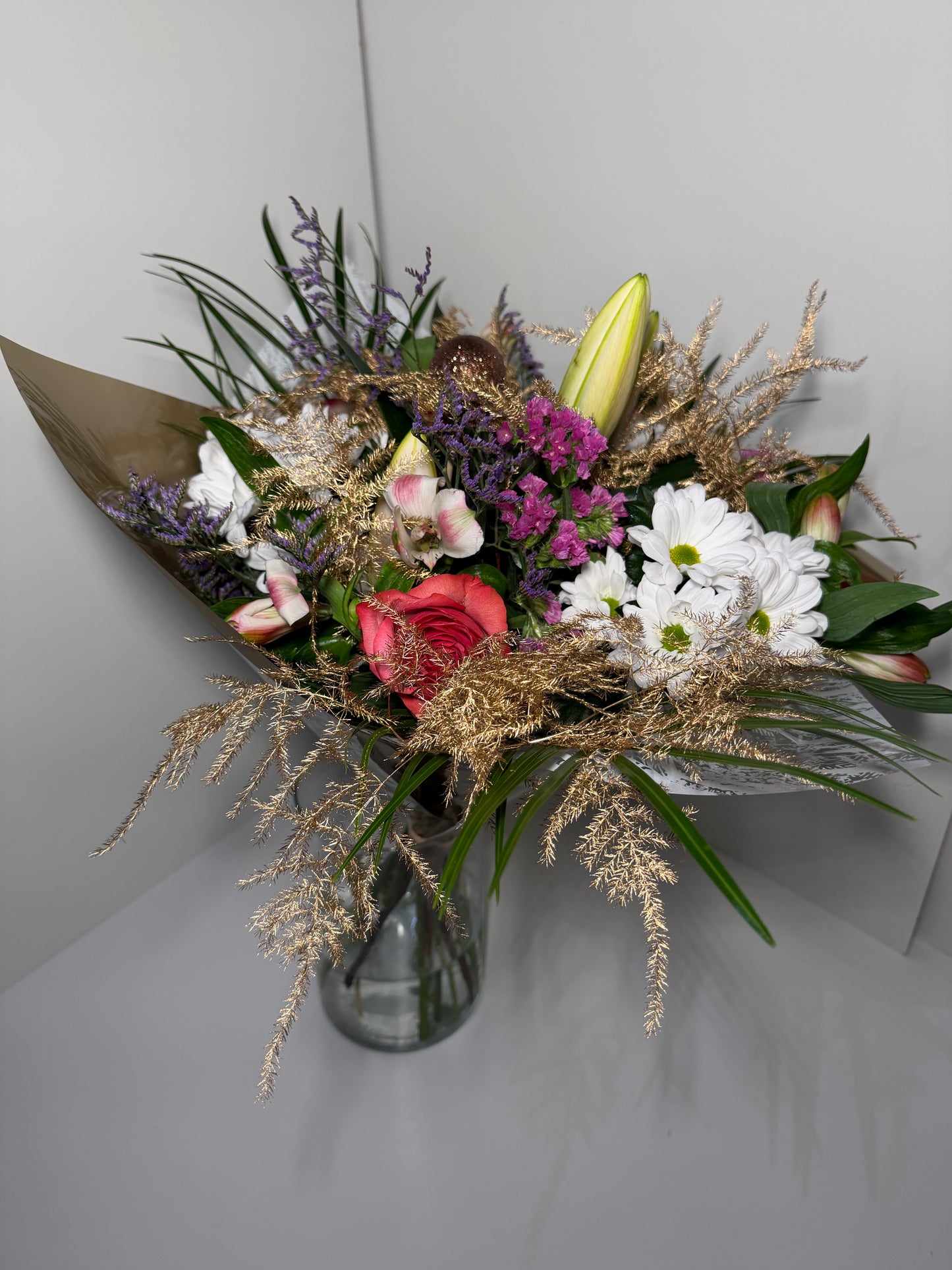Bouquet de fleurs champêtre avec roses et fleurs de saison
