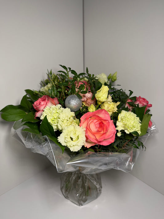 Velours Rosé et Lumière Végétale, Bouquet Signature aux Roses Pêche et Fleurs de Saison