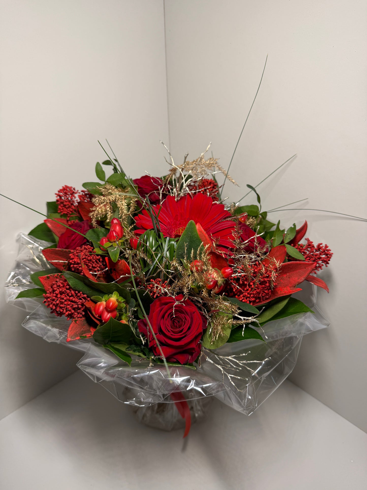 Passion Écarlate – Bouquet de roses rouges aux touches végétales élégantes