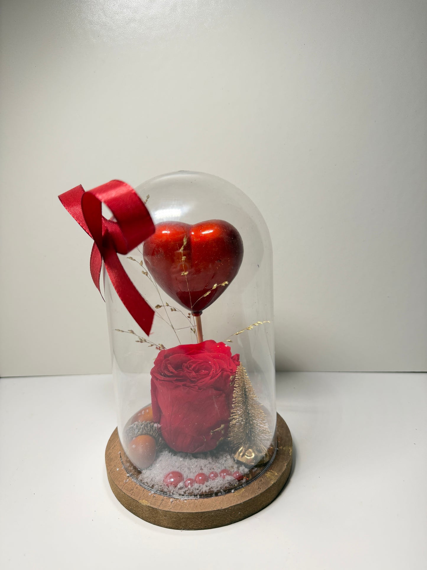 Rose éternelle rouge sous cloche en verre – Création romantique intemporelle