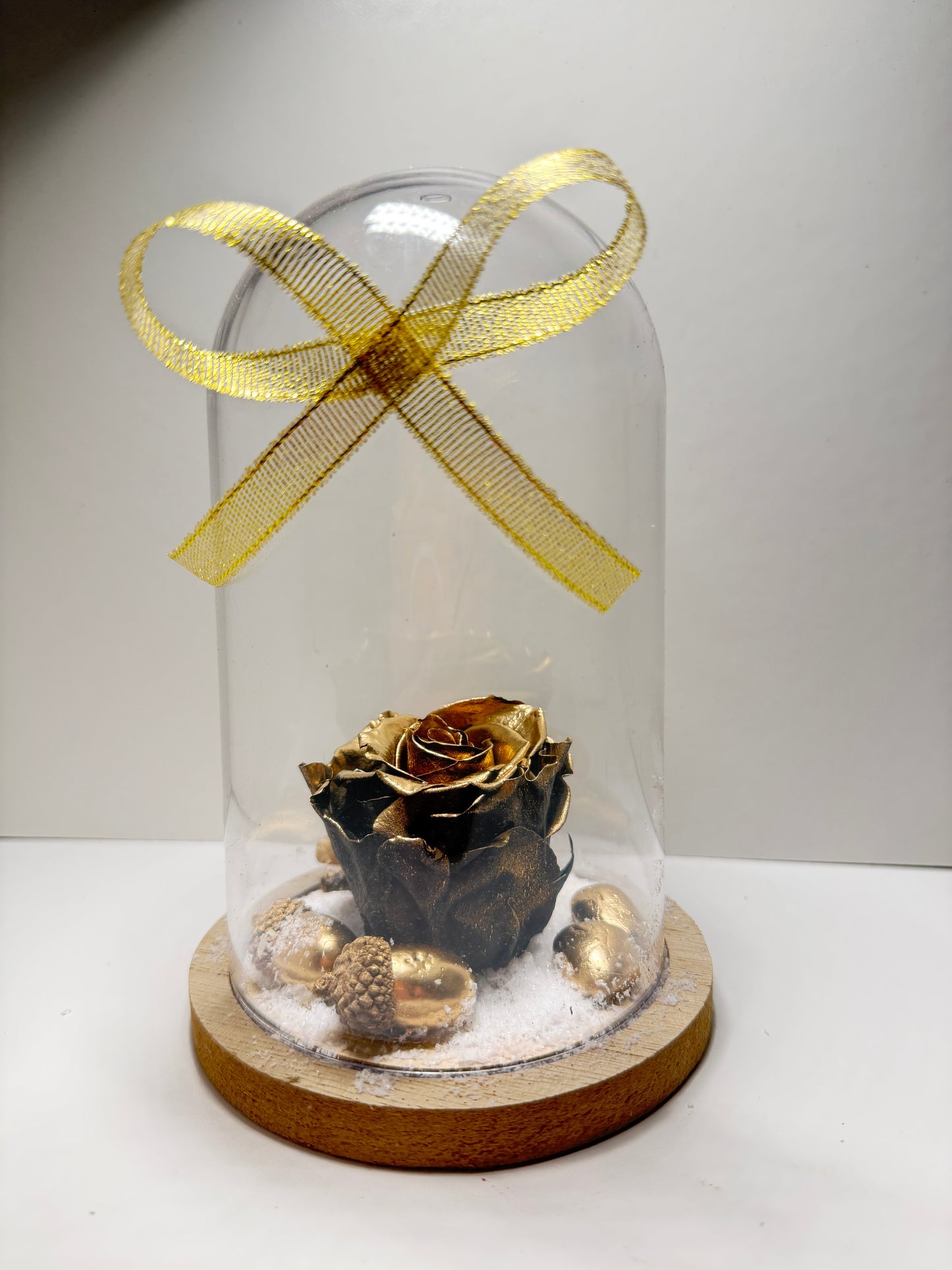 Rose éternelle dorée sous cloche en verre – Création précieuse et intemporelle