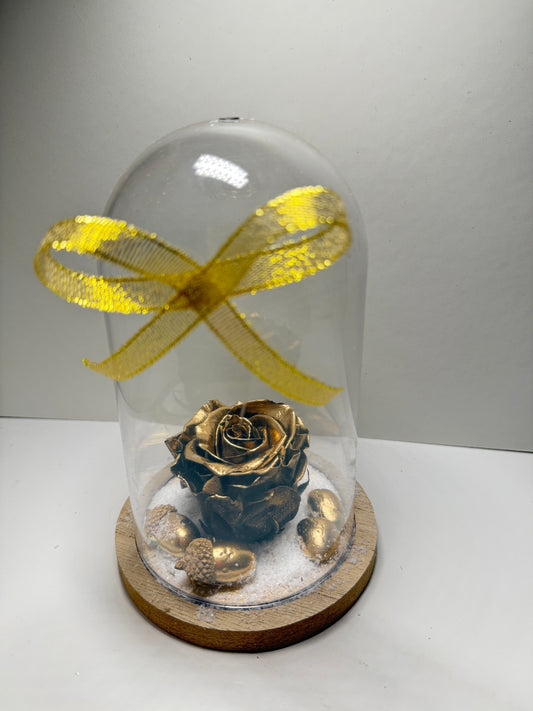 Rose éternelle dorée sous cloche en verre – Création précieuse et intemporelle