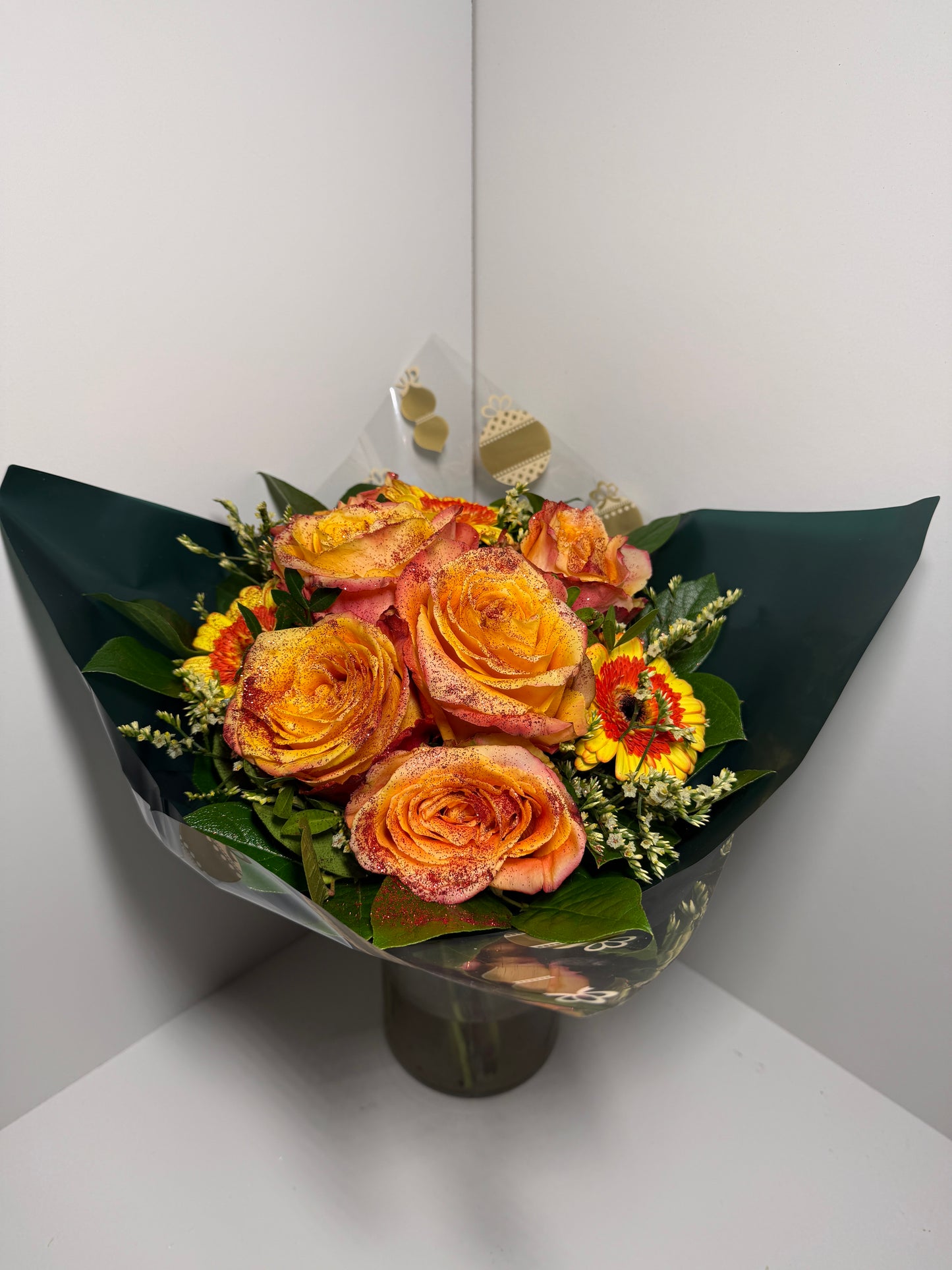 Bouquet de roses orangées scintillantes – Composition florale élégante