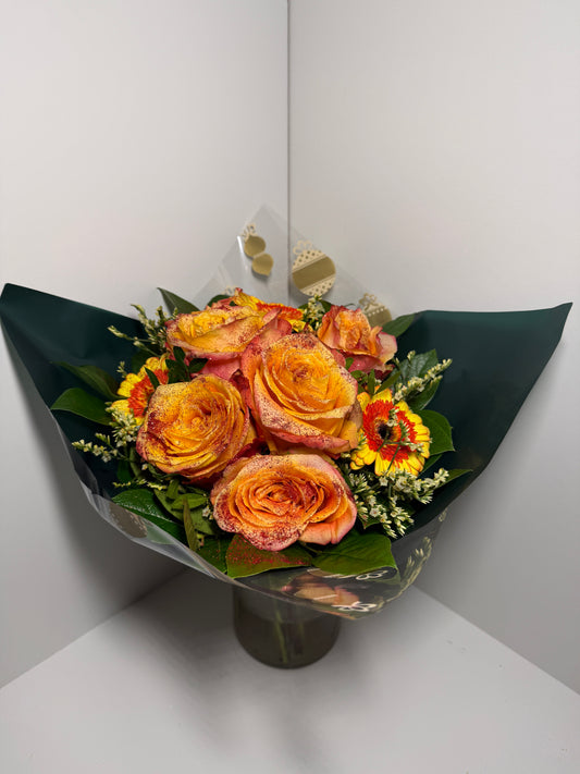 Bouquet de roses orangées scintillantes – Composition florale élégante