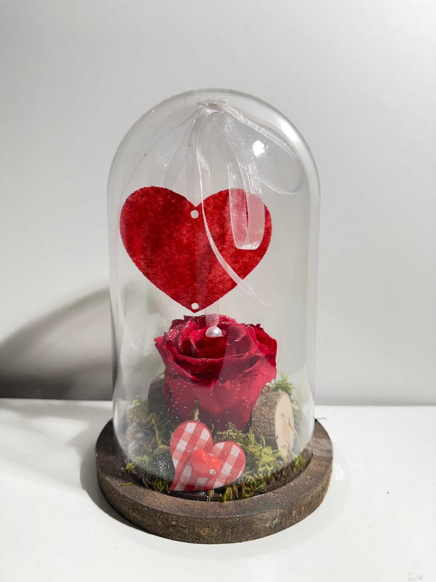Rose Éternelle Rouge sous Cloche avec Cœurs Suspendus – Création Artisanale
