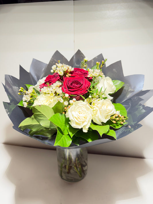 Bouquet "Alliance Parfaite" – Roses Rouges et Blanches