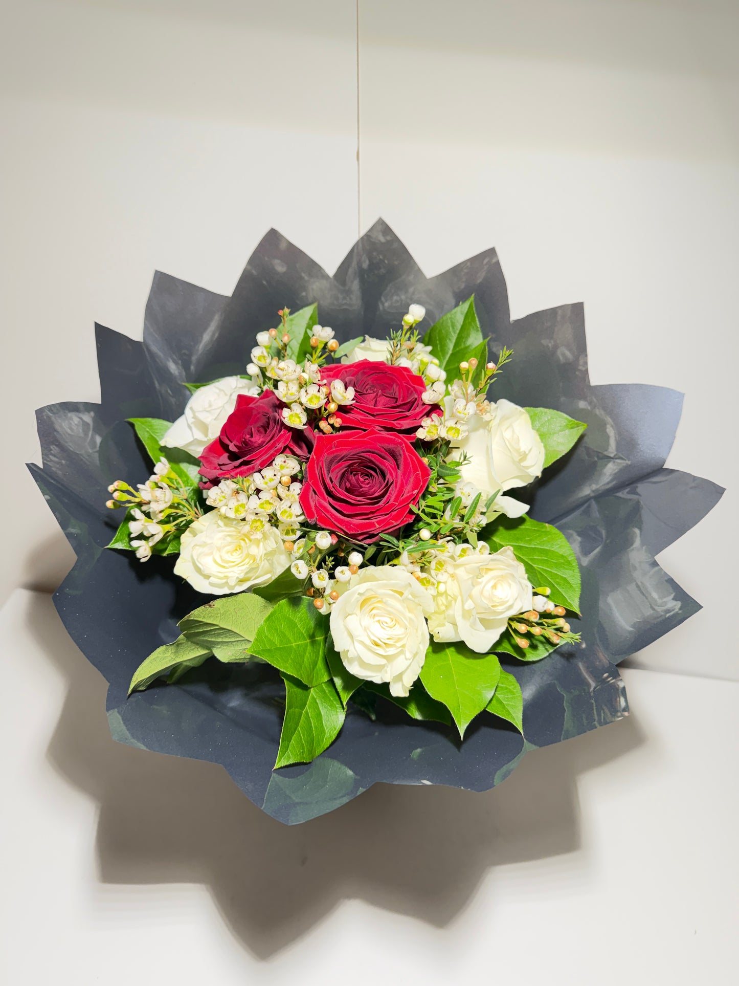Bouquet "Alliance Parfaite" – Roses Rouges et Blanches